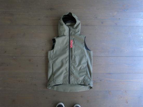 WEBストア初登場／CCP。NYLON VEST。VT-V002。OLIVE／M。21000円。 - A