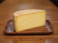 〈予約受付 8/30より発送開始〉ジャージーミルクのセミハードチーズ【長期熟成タイプ】(200g)