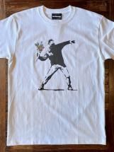 <img class='new_mark_img1' src='https://img.shop-pro.jp/img/new/icons6.gif' style='border:none;display:inline;margin:0px;padding:0px;width:auto;' />BRANDALISED : BANKSY Love is in the Air Print Tee