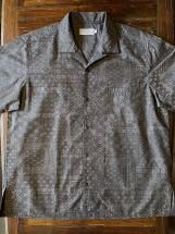 <img class='new_mark_img1' src='https://img.shop-pro.jp/img/new/icons6.gif' style='border:none;display:inline;margin:0px;padding:0px;width:auto;' />Manual Alphabet : Bandana JQ Open Collar S/S Shirt