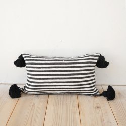 Pompom blanket cushion 003