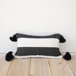 <img class='new_mark_img1' src='https://img.shop-pro.jp/img/new/icons20.gif' style='border:none;display:inline;margin:0px;padding:0px;width:auto;' />Pompom blanket cushion 006