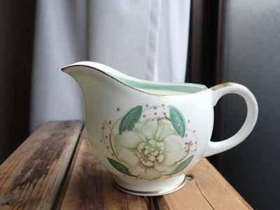 スージークーパー初期の作品、アールデコ「リーフとフルーツ柄」のジャグピッチャー スージークーパー初期の作品、アールデコ「リーフとフルーツ柄」の