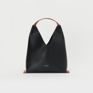 <img class='new_mark_img1' src='https://img.shop-pro.jp/img/new/icons50.gif' style='border:none;display:inline;margin:0px;padding:0px;width:auto;' />Hender Scheme  triangle bag wt-rb-trb