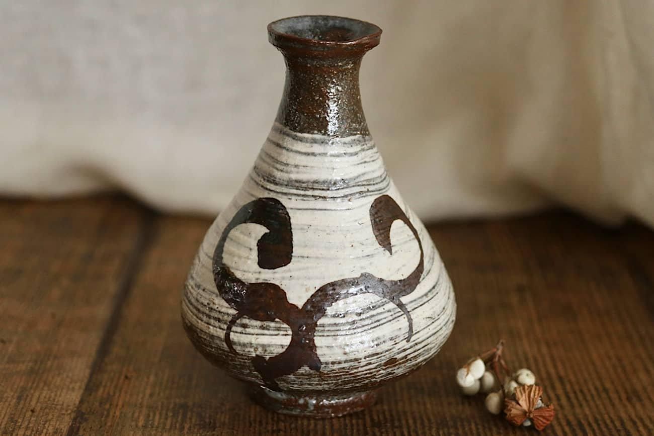 刷毛目鉄絵徳利 | 小山乃文彦 - WALL -CRAFT & ANTIQUE-