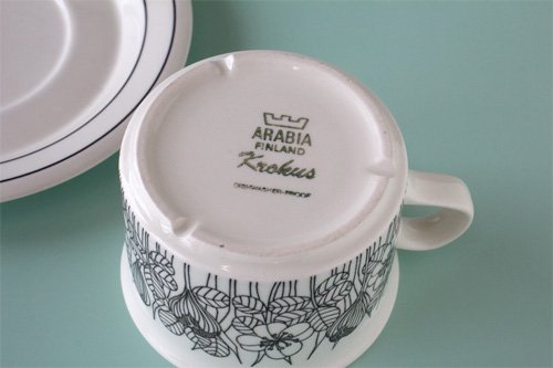 ARABIA Krokus アラビア クロッカス BW ティーカップ＆ソーサー（Vintage）Esteri Tomula エステリ・トムラ /  EH-Peter Winquist - ポーランド陶器・食器専門店ツェラミカ