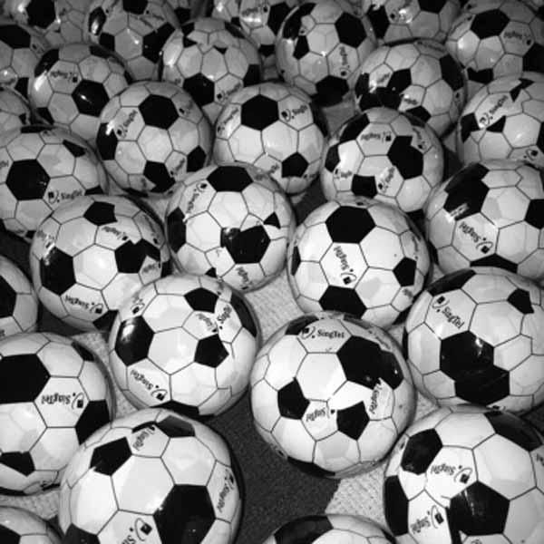 サッカーグッズ・雑貨 びっくりサッカーボール サッカー柄のミニタオル