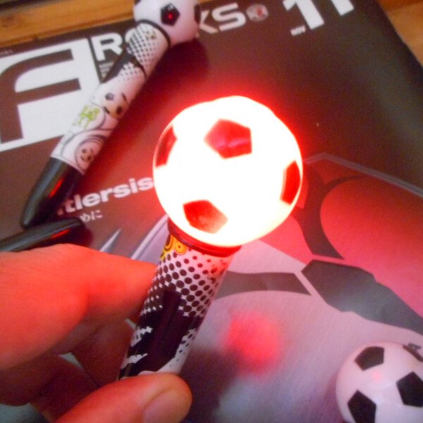 サッカーボールグッズ サッカーボールが光るトリックライトペン 可愛いサッカー柄