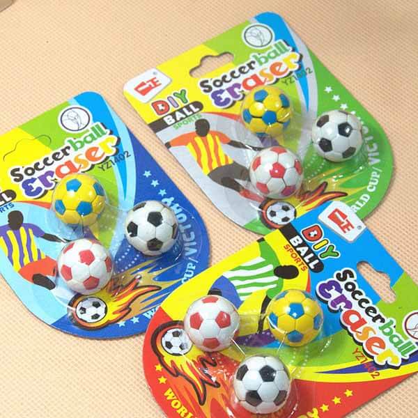 サッカーグッズ・子供　サッカーボールの消しゴムセット　可愛いパッケージにサッカーボール３個入り