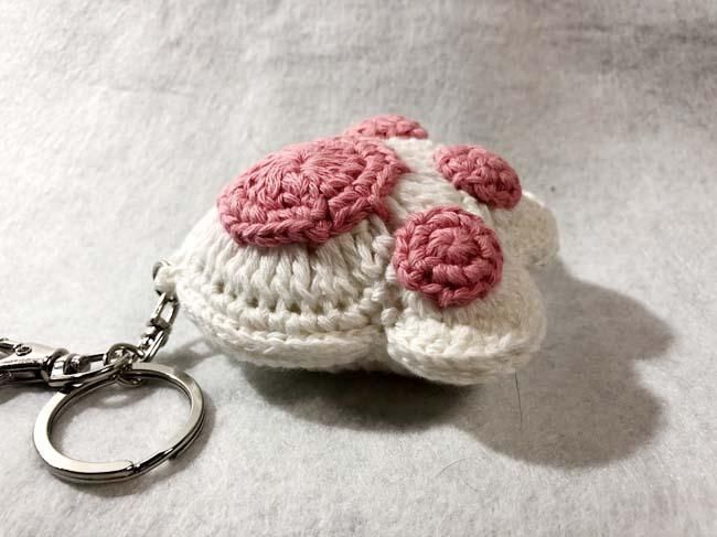 ハンドメイド ぷっくり肉球モチーフキーホルダー 猫 ネコ