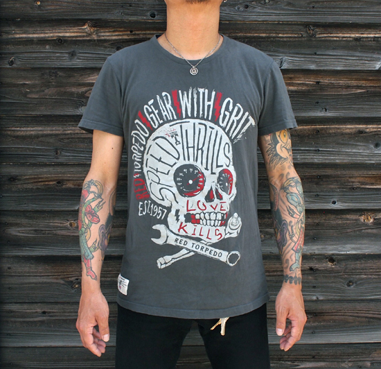 <img class='new_mark_img1' src='https://img.shop-pro.jp/img/new/icons29.gif' style='border:none;display:inline;margin:0px;padding:0px;width:auto;' />Red Torpedo Speed Punk Graphite T-Shirt