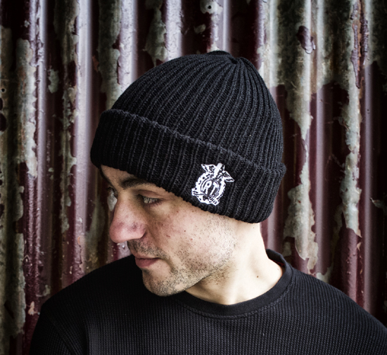 <img class='new_mark_img1' src='https://img.shop-pro.jp/img/new/icons47.gif' style='border:none;display:inline;margin:0px;padding:0px;width:auto;' />Red Torpedo Crest Black Beanie Cap