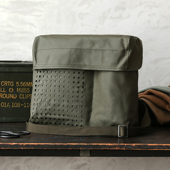 <img class='new_mark_img1' src='https://img.shop-pro.jp/img/new/icons5.gif' style='border:none;display:inline;margin:0px;padding:0px;width:auto;' />Deadstock Swiss Army Radio Shoulder Bag