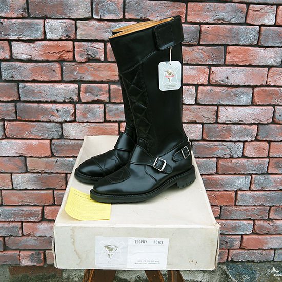 <img class='new_mark_img1' src='https://img.shop-pro.jp/img/new/icons5.gif' style='border:none;display:inline;margin:0px;padding:0px;width:auto;' />Deadstock GOLDTOP Trophy 80 Quilted Back Zip Boots (UK/8.5) ukb-366