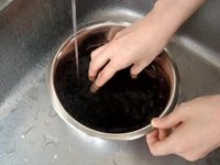 雁喰い豆を洗う
