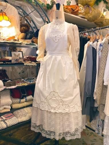 ホワイトコットンエプロン レース付き レースのビブとトリムが付いた