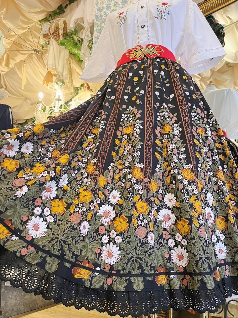 Vintage ドイツ製フローラルプリントフレアチロルスカート Vintage ドイツ製フローラルプリントフレアチロルスカート