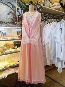 Vintage Nightie ピュアホワイトレースロマンチックピンクシルキーガウン