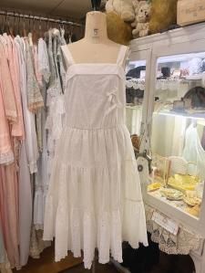 ミディ丈カットワークレースホワイトキャミワンピース