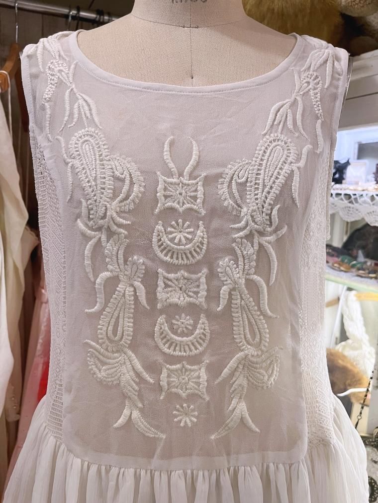 フロント刺繍ホワイトミディ丈ワンピース