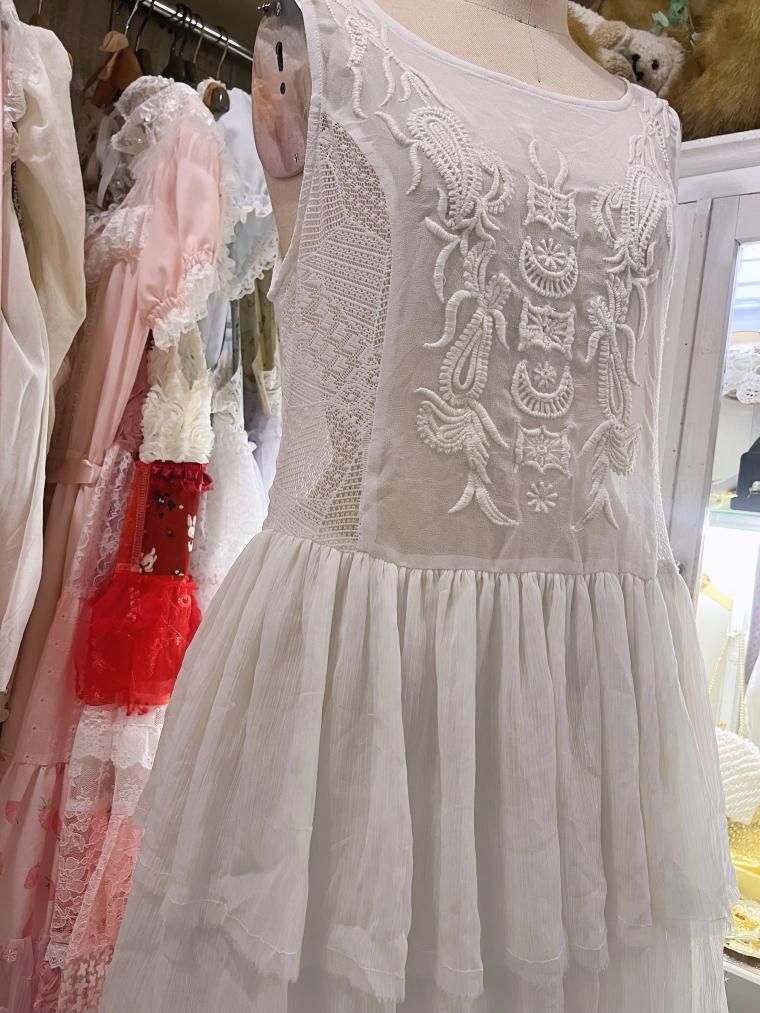 フロント刺繍ホワイトミディ丈ワンピース