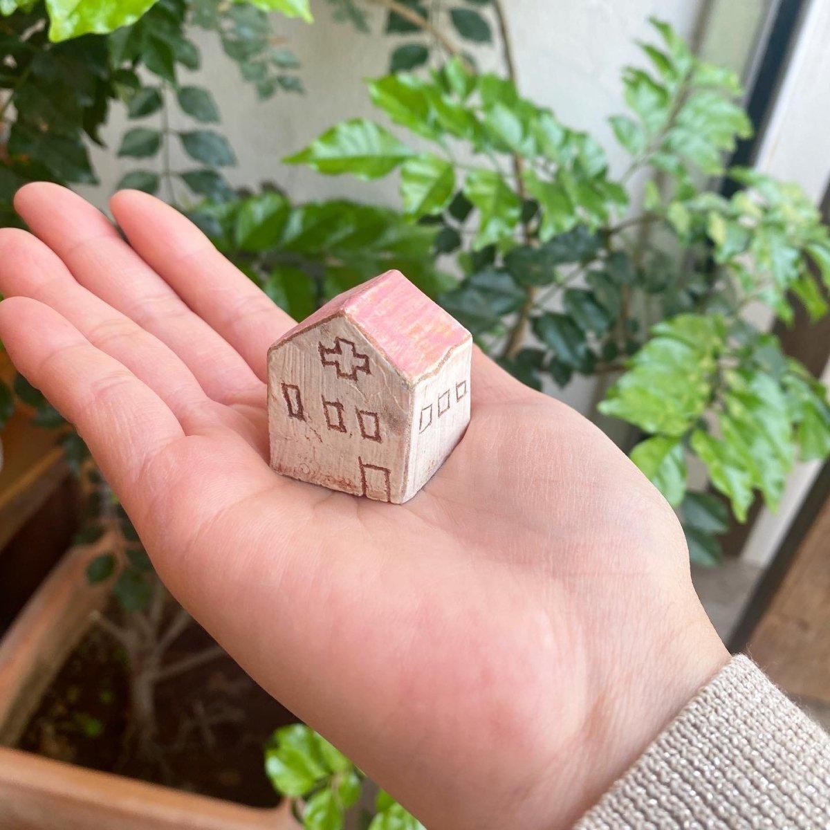 小さな陶器の家の置物 | 手のひらサイズのお家の置物 - ウェル 小さな陶器の家の置物 | 手のひらサイズのお家の置物 - ウェル