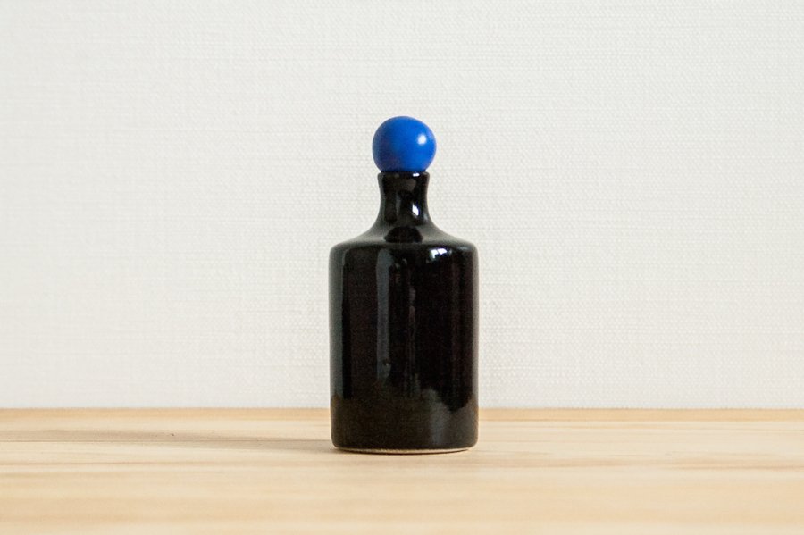 黒色の小さな瓶�