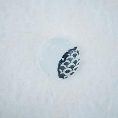 鍋島焼 / 明治鍋島焼 染付 伊勢海老 青海波 雪輪文 櫛高台皿 鍋島焼 / 明治鍋島焼 染付 伊勢海老 青海波 雪輪文 櫛高台皿