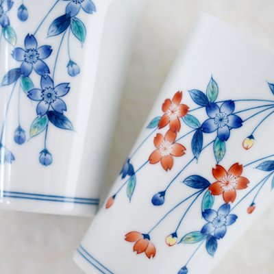 しだれ桜（色絵・染付）フリーカップ 4500円+税～ - 伊万里鍋島焼窯元「青山窯」Online store