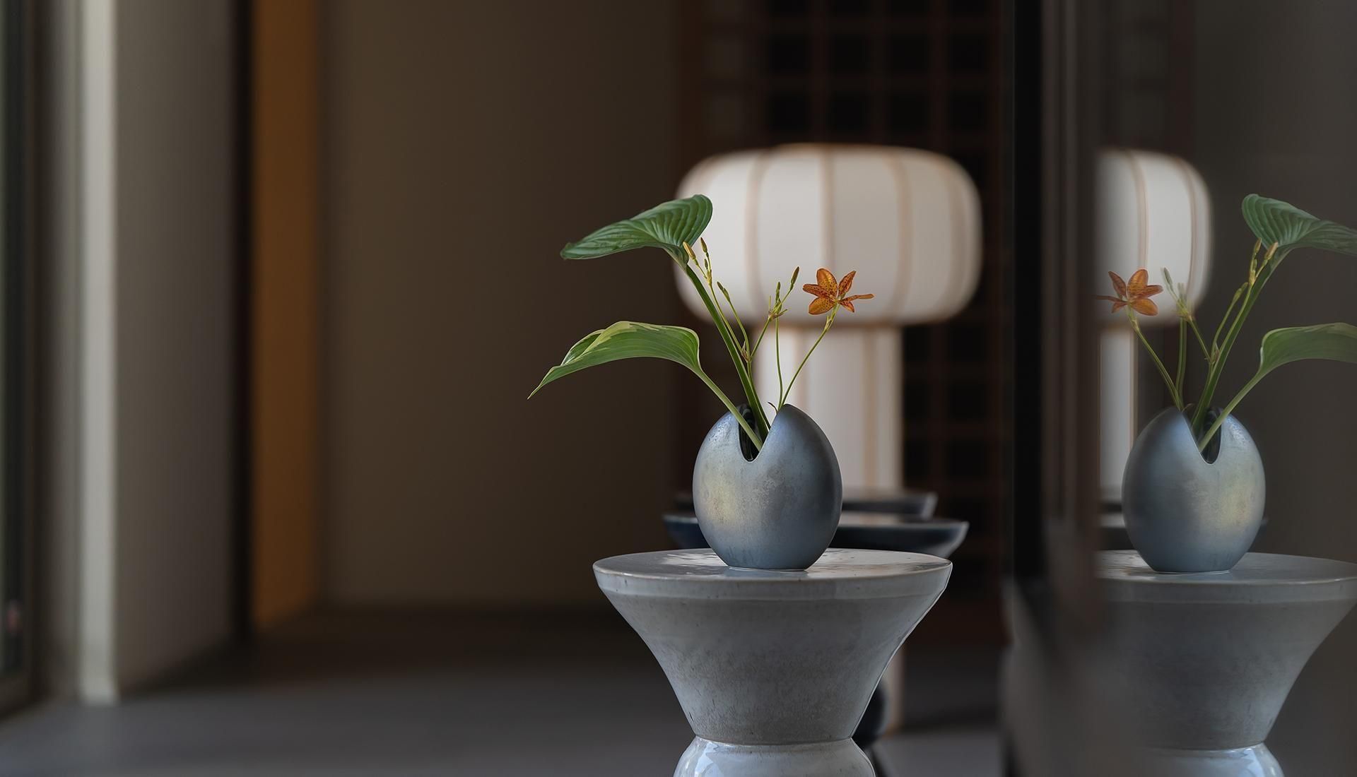 高さ43センチ　鍋島焼　白磁染付祥瑞文花瓶　鍋島青山作 高さ43センチ 鍋島焼 白磁染付祥瑞文花瓶 鍋島青山作 2025