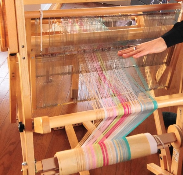 たて糸とよこ糸で布を織る