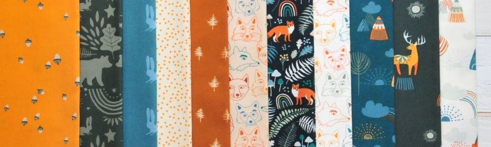 ART GALLERY FABRICS ティンバーラインコレクション かわいらしい野生動物、雄大な樹木、草に隠れた小さな宝物などの魅惑的な風景デザインのプリント生地