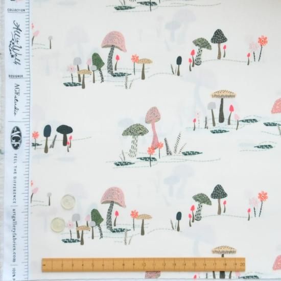 プリント生地 Forest Stroll かわいい大小のカラフルキノコたち