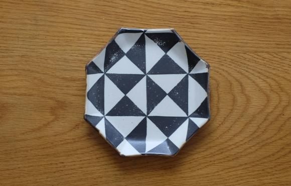 のん窯 八角中皿 黒三角 Farbe のん窯 八角中皿 黒三角 Farbe