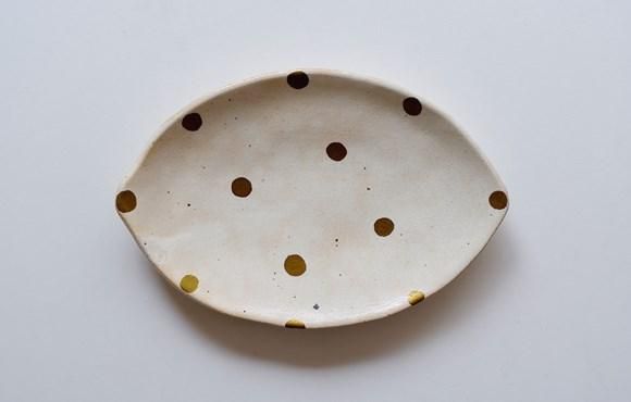 小牧あやこ 粉引き金彩 耳付きオーバル皿 ドット - Farbe