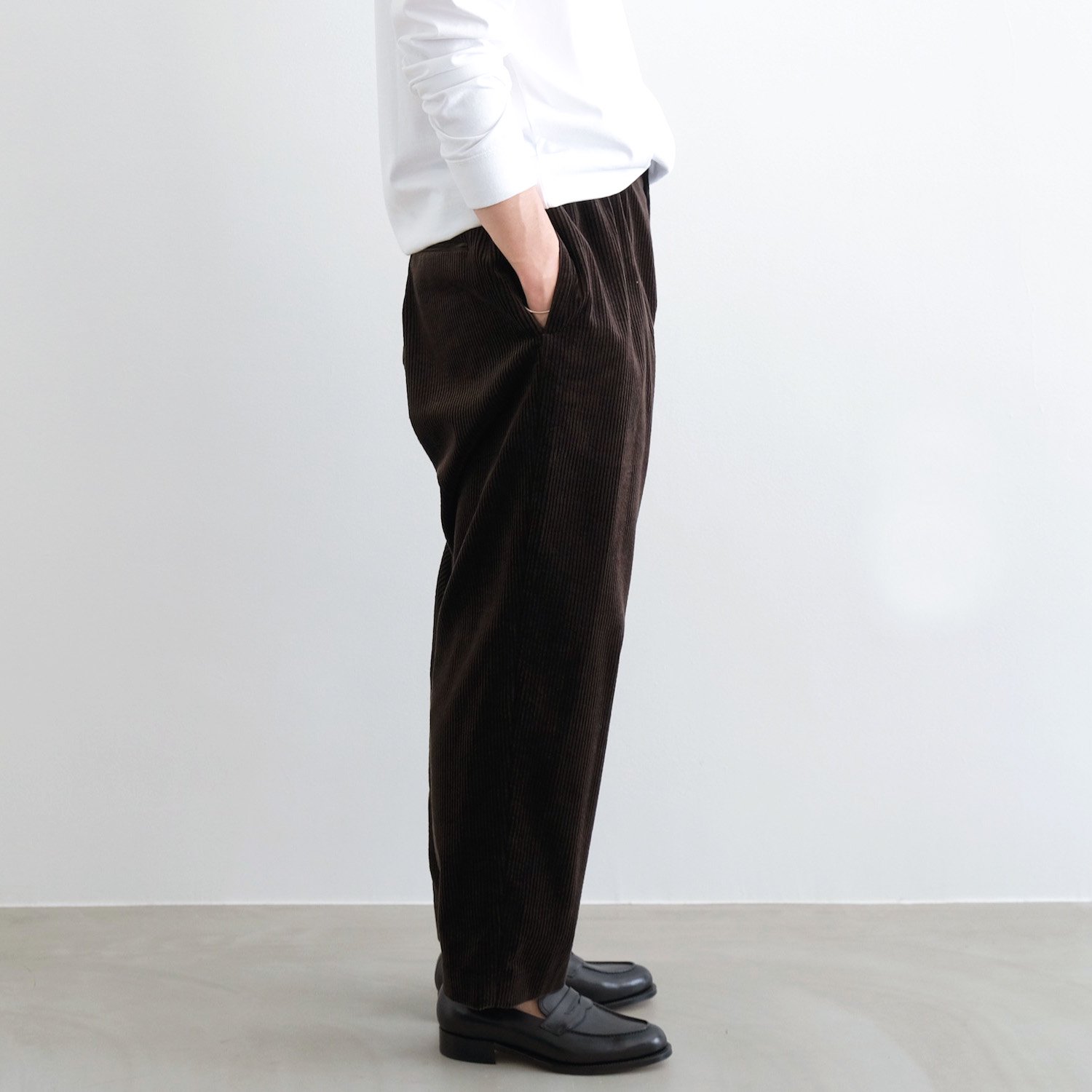 ATON SUVIN CORDUROY EASY TAPERED PANTS