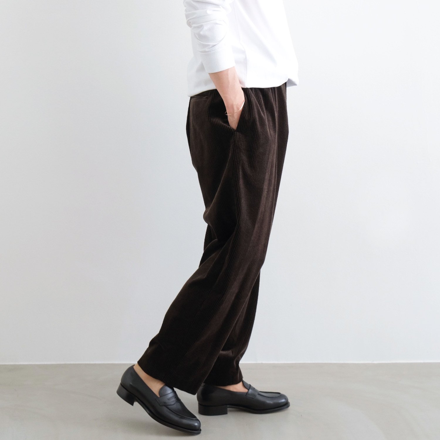 ATON SUVIN CORDUROY EASY TAPERED PANTS