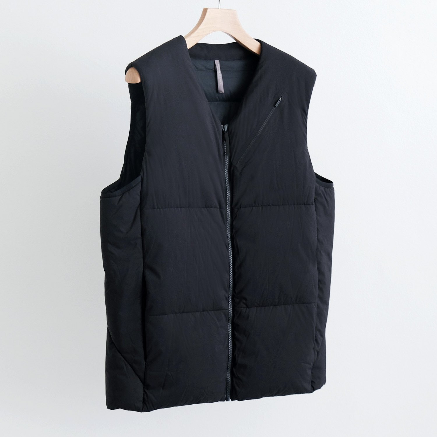 CONDUIT DOWN VEST [BLACK]