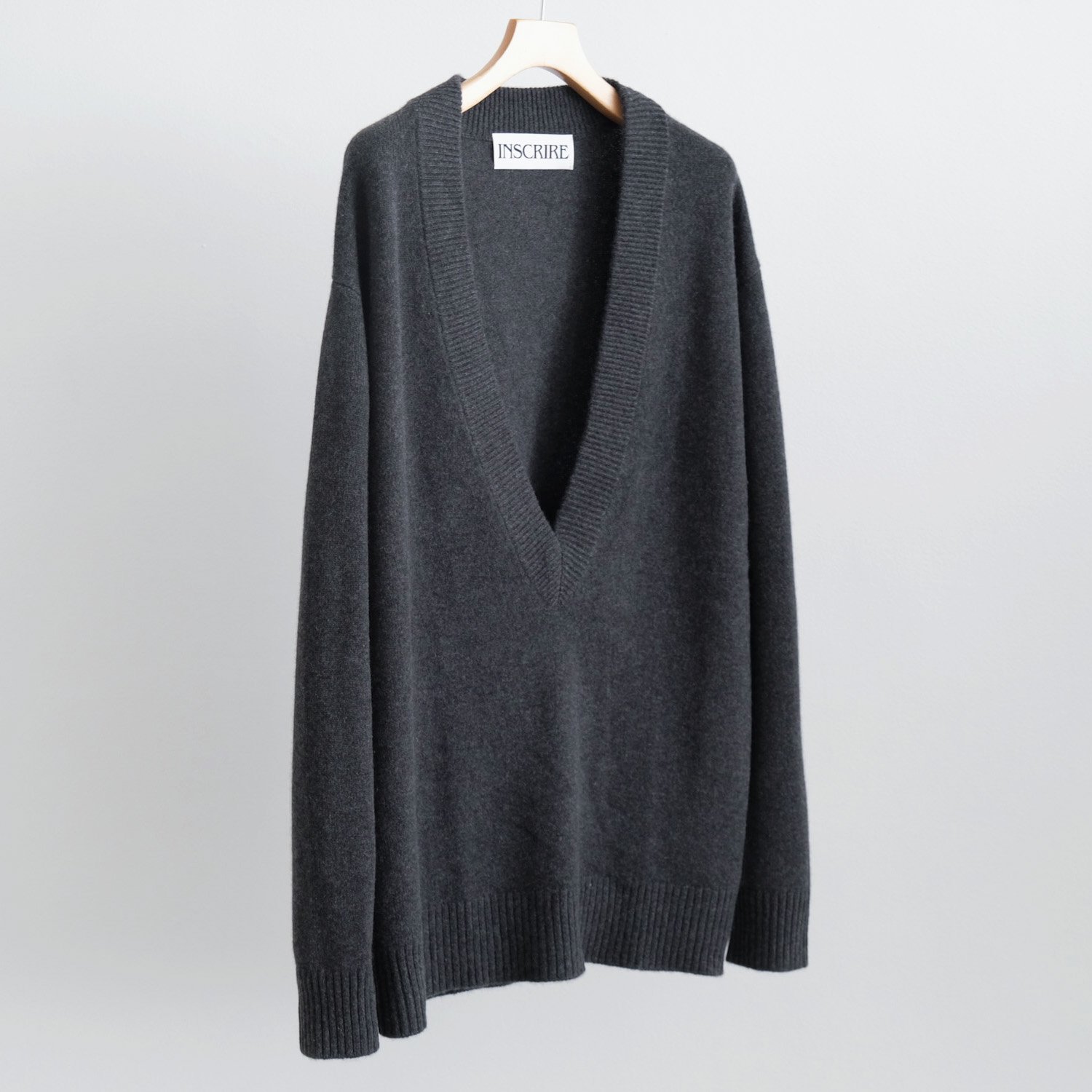 CASHMERE DEEP V-NECK [CHARCOAL]