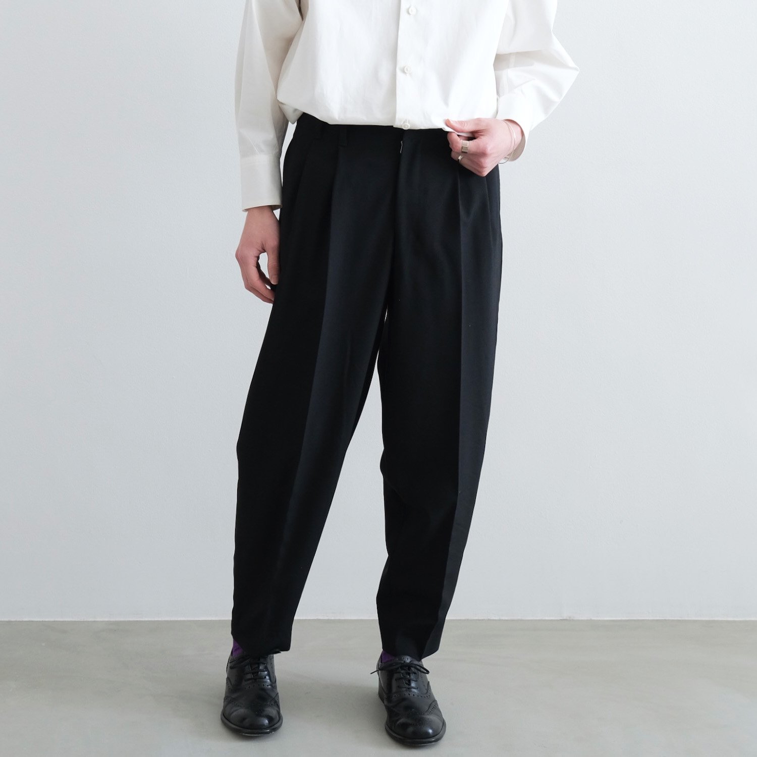 HARD TWIST POPLIN 2-TUCK WIDE TAPERED TROUSERS [BLACK] - WUNDER 