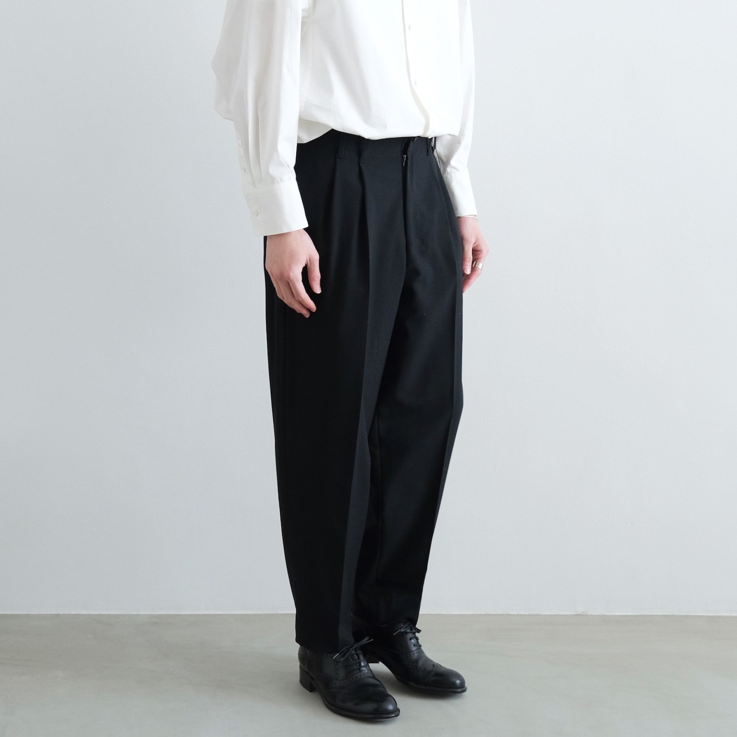 HARD TWIST POPLIN 2-TUCK WIDE TAPERED TROUSERS [BLACK] - WUNDER 