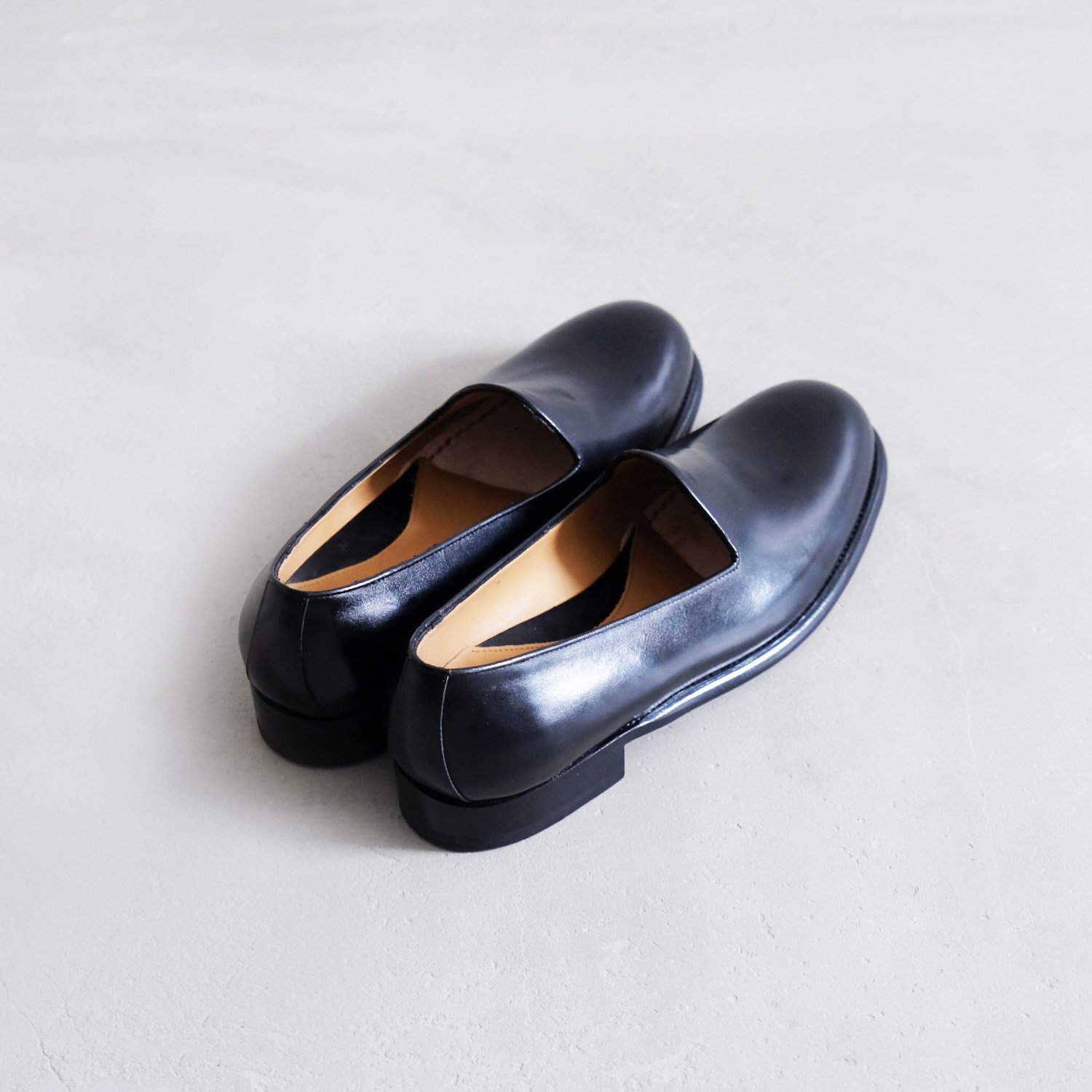 “Kate” PLANE TOE SLIP ON / Exclusive for WUNDER, [BLACK/Freudenberg Box  Calf] - WUNDER 大阪 セレクトショップ 大阪梅田中崎町 オンラインストア 正規取扱い 通販可能