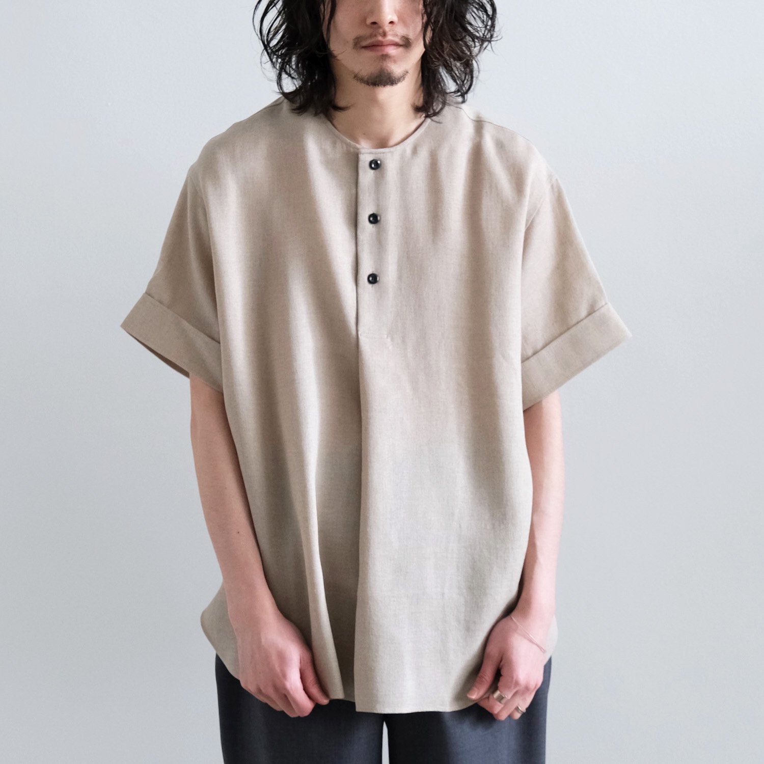 FRONT TUCK COLLARLESS SHORT SLEEVE PULLOVER [BEIGE]