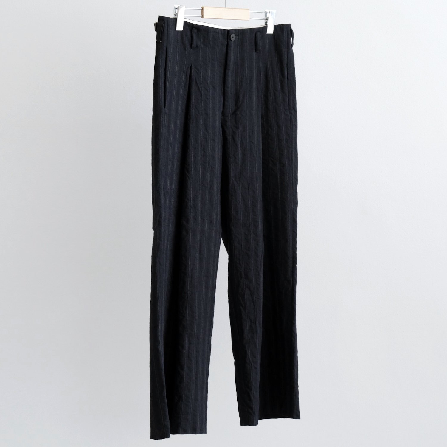 Li/W DOBBY STRIPE SINGLE PLEATED WIDE PANTS [NAVY STRIPE]