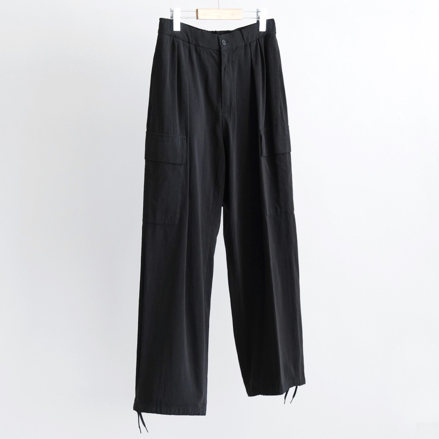 COTTON VOILE SATIN PARACHUTE CARGO PANTS [BLACK]