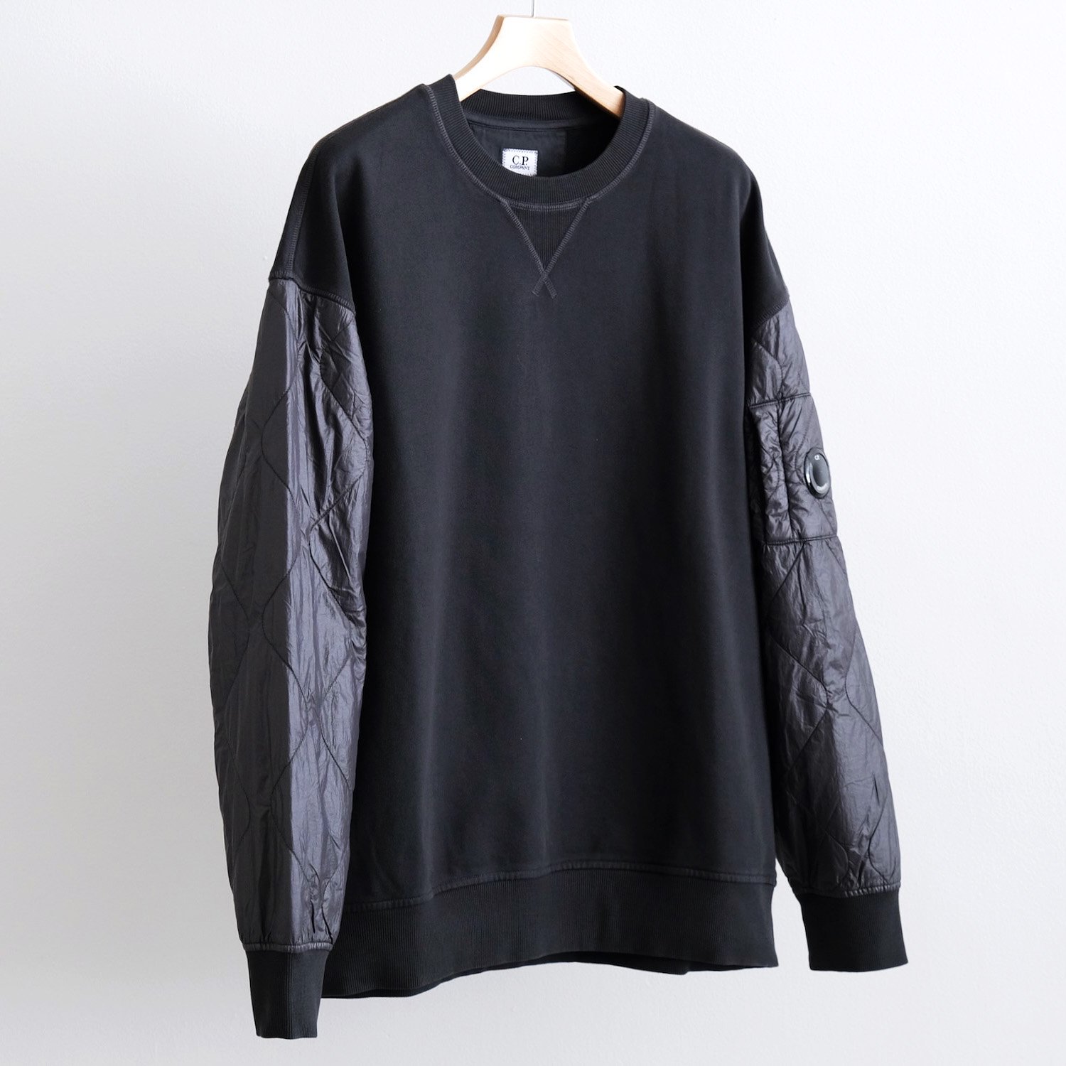 DIAGONAL RAISED FLEECE MIXED QUILTED CREW NECK SWEATSHIRT [BLACK SAND]