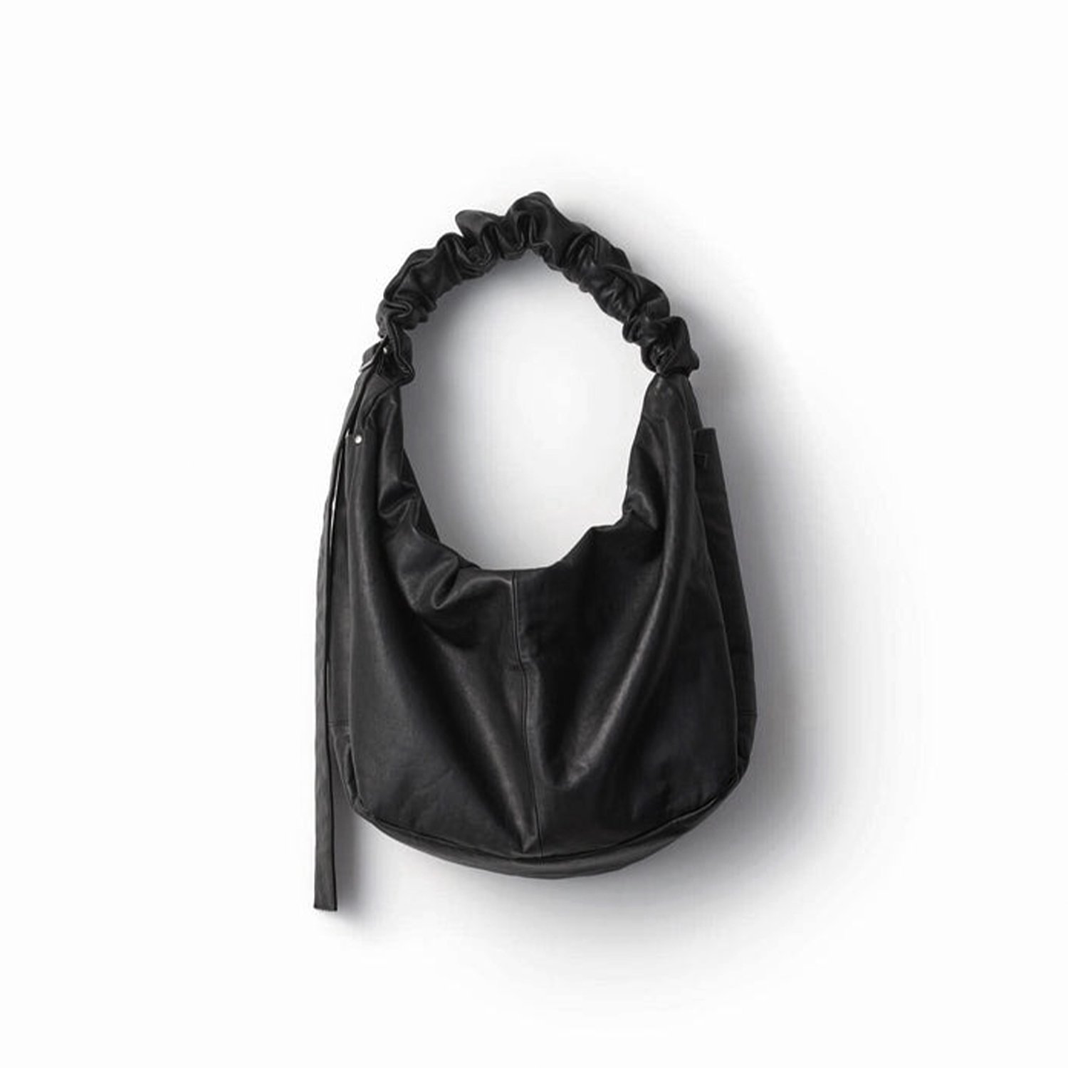 SHIRRING HANDLE LEATHER SHOULDER BAG [BLACK]