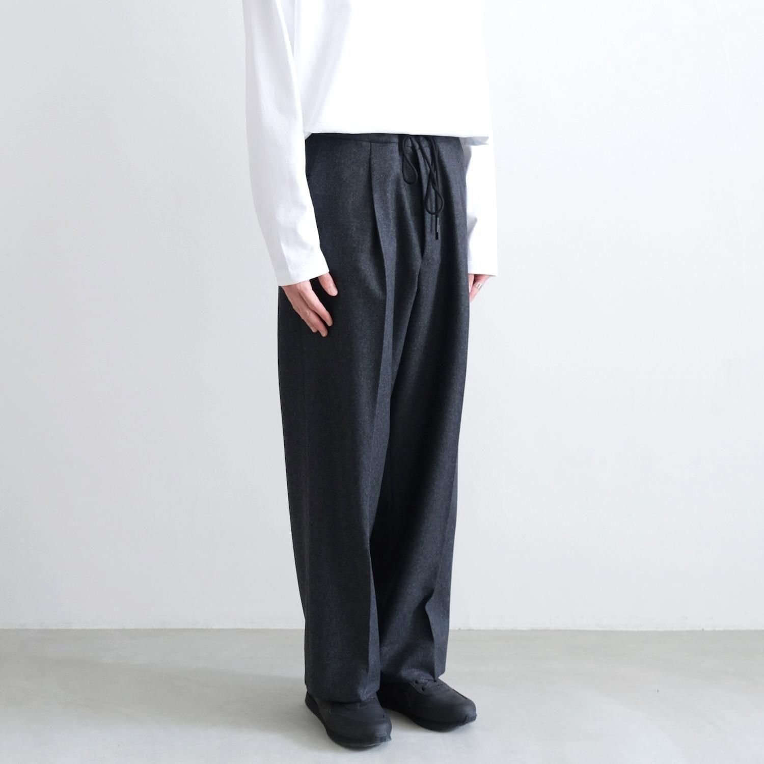 パンツ THE EASY SLACKS WIDE (ECRUGE) 46 THE EASY SLACKS WIDE (ECRUGE) 46