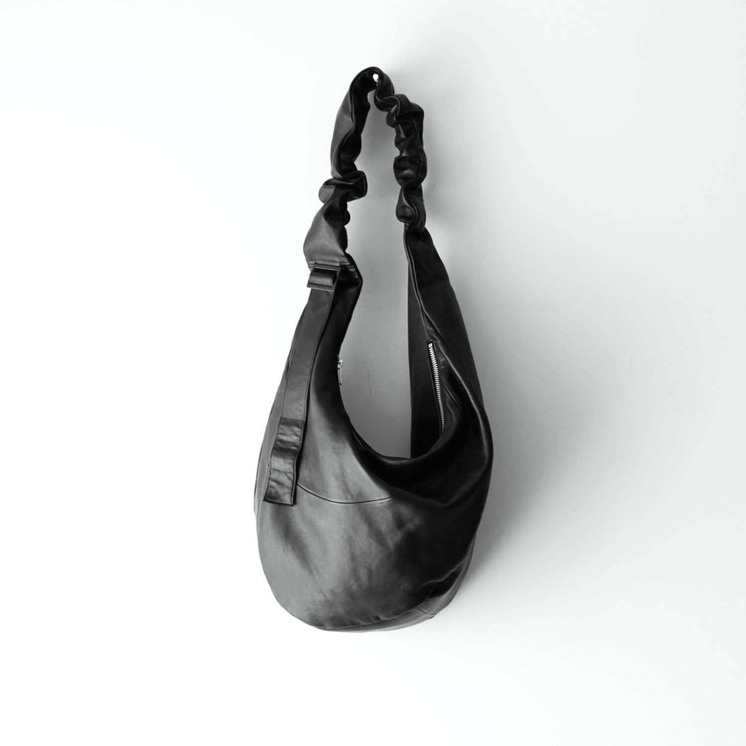 TWIST SHOULDER BAG [BLACK]