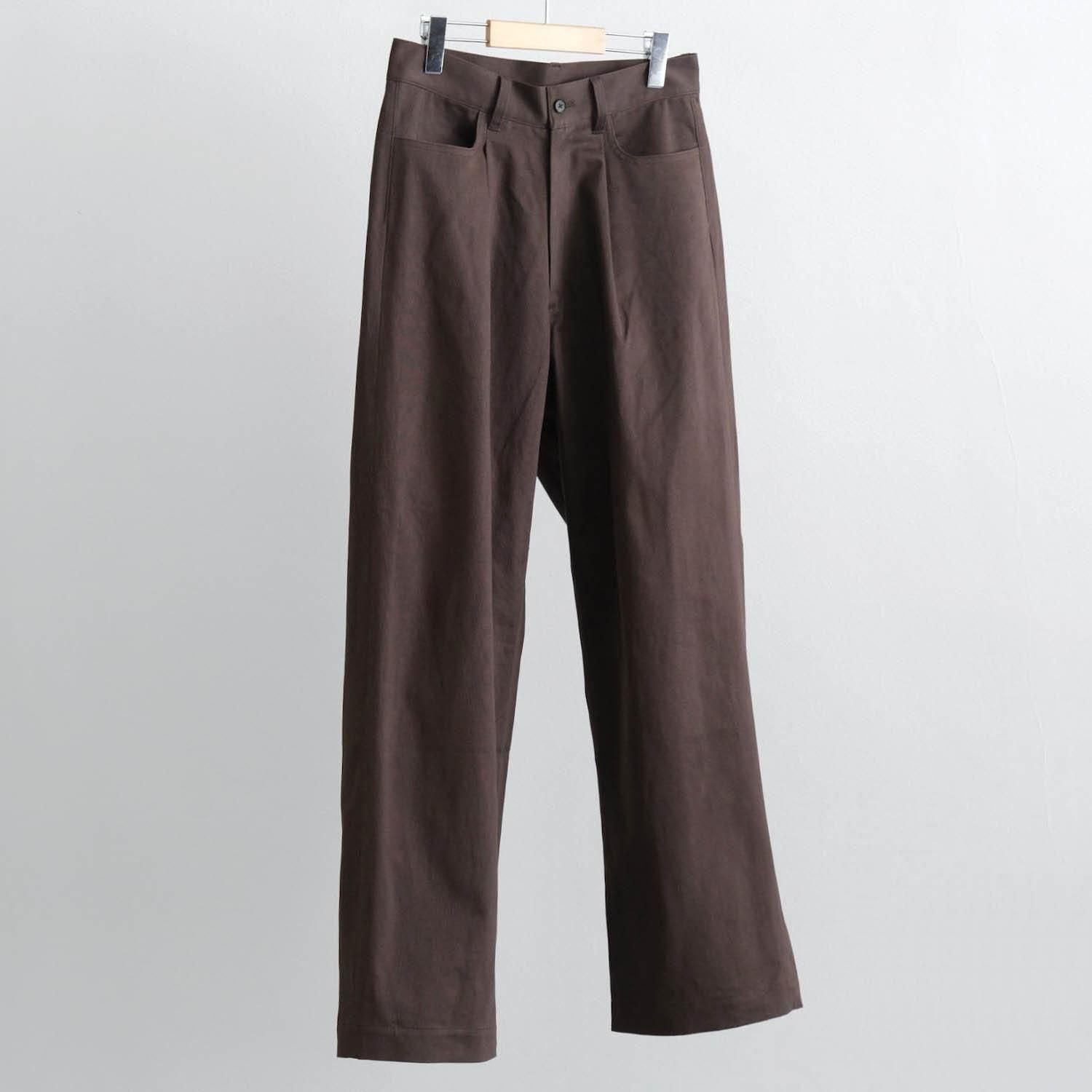 BRUSHED CHINO ONE TUCK WIDE PANTS [BROWN]